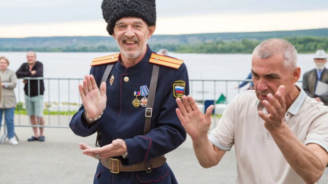 радостные жители